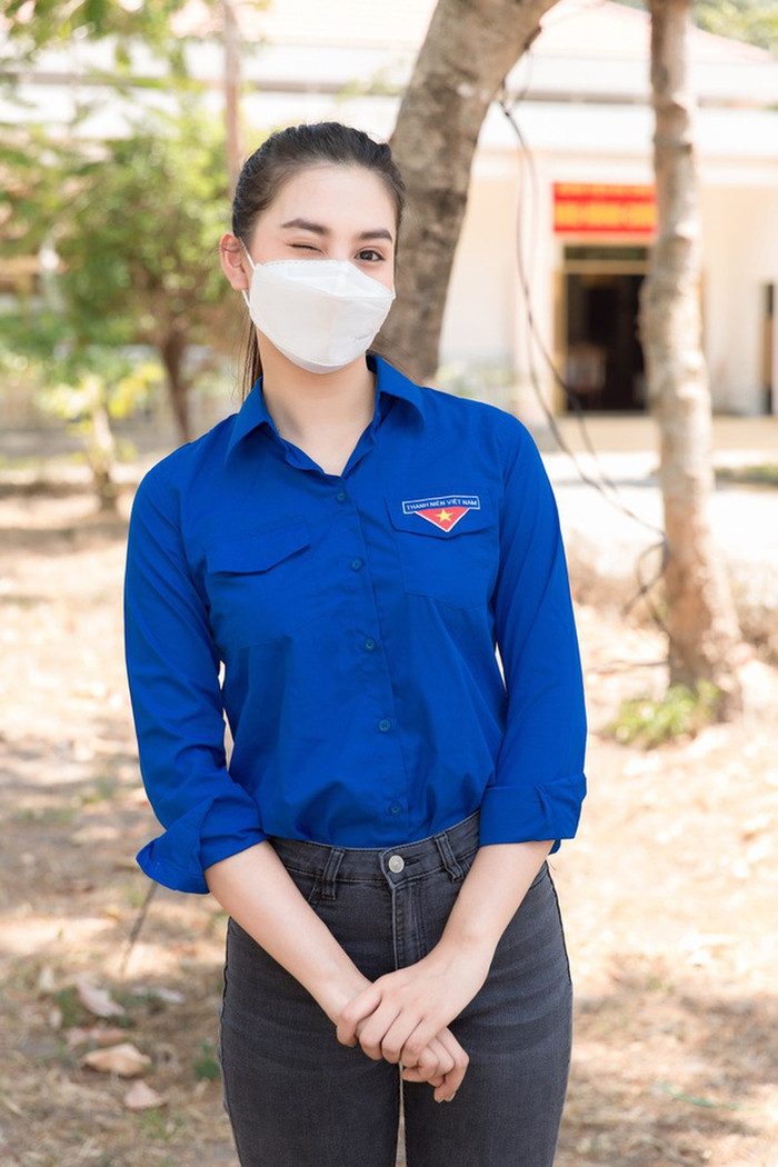 Ngày 21-3, Hoa hậu Tiểu Vy đã đến Củ Chi thăm hỏi và trao 500 kg gạo, 10.000 trứng gà, 1.000 bộ đồ bảo hộ, 4.500 khẩu trang và 100 khẩu trang N95 dành riêng cho các y bác sĩ ở Bệnh viện dã chiến Củ Chi (TP.HCM). Tổng giá trị hiện vật lên tới 400 triệu đồng.