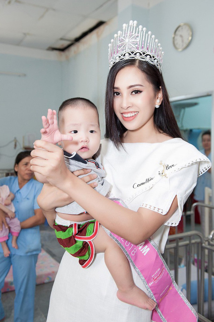 Chỉ sau khi đăng quang ít ngày, Trần Tiểu Vy bắt tay vào hành trình thực hiện chuỗi công tác thiện nguyện. Vào ngày 19/09/2018, Top 3 Hoa hậu Việt Nam 2018 tổ chức buổi lễ thăm hỏi và mang Trung thu đến với trẻ em tại Trung tâm bảo trợ trẻ tàn tật, mồ côi Thị Nghè.