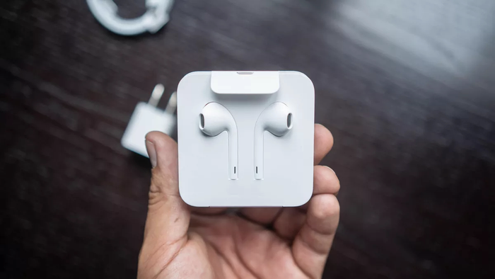 Ở Việt Nam, EarPods vẫn có giá bán lẻ tới gần 800.000 đồng. (Ảnh: Cnet)