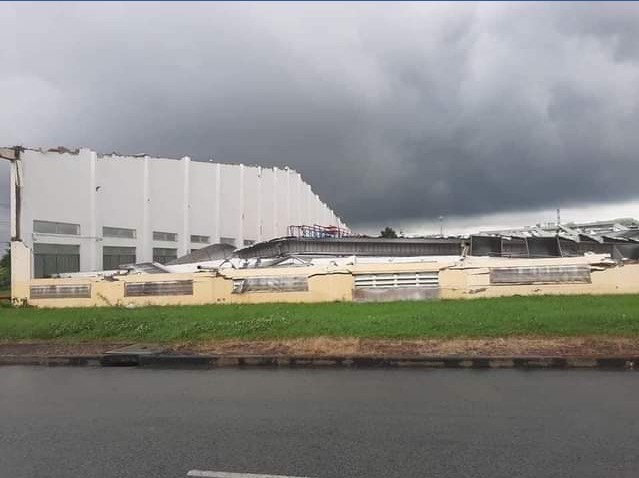 Trận lốc xoáy làm tốc mái tôn và sập nhà xưởng của công ty. Ảnh: Facebook