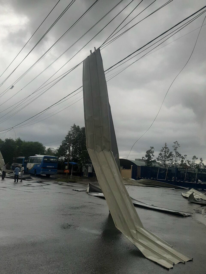 Nhiều tôn bị cuốn bay nằm ngổn ngang. Ảnh: VietNamNet