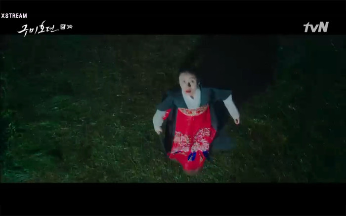 'Bạn trai tôi là hồ ly' tập 3: Jo Bo Ah bị hiến sống cho ác quỷ, Lee Dong Wook phá luật trời để giải cứu? Ảnh 30