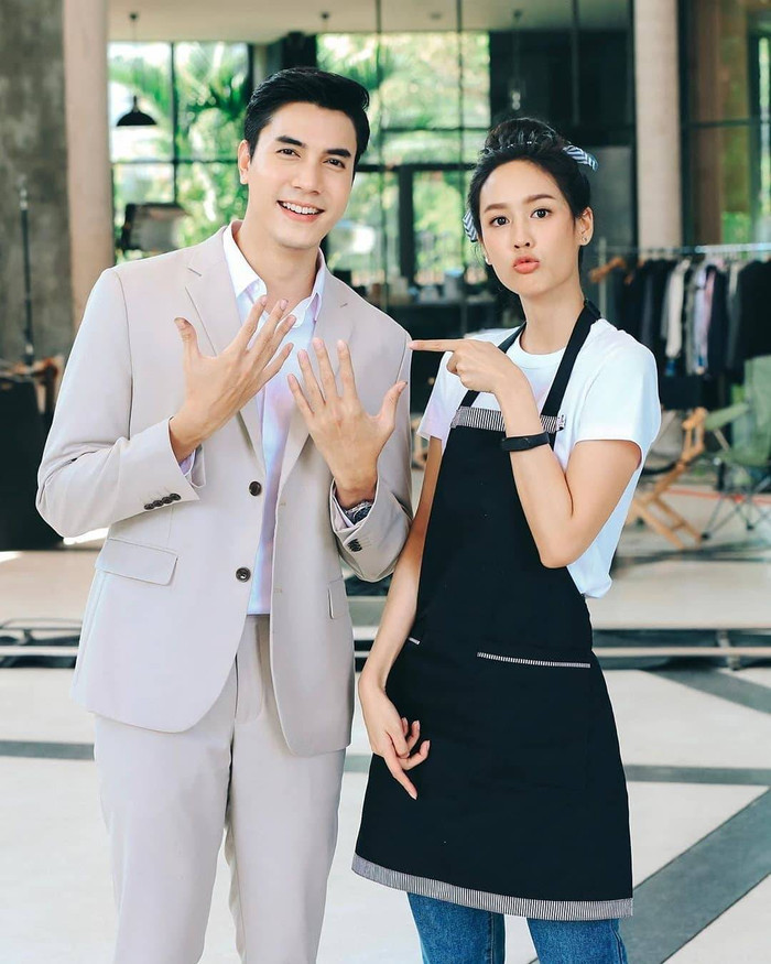 Cặp đôi diễn viên chính vui vẻ phía sau hậu trường