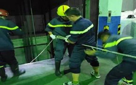 Giải cứu người phụ nữ kẹt dưới hố kỹ thuật sâu 8m ở TP.HCM Ảnh 2