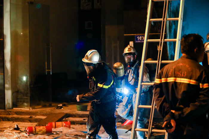 Cảnh sát tiến sâu vào nhà dập lửa.