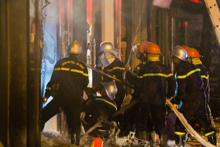 Cửa hàng kinh doanh gas bất ngờ cháy lớn, cảnh sát trèo thang giải cứu 5 người mắc kẹt Ảnh 4