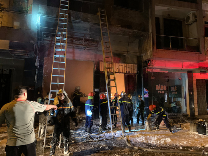 Lực lượng cảnh sát trèo thang giải cứu 5 nạn nhân ra ngoài.