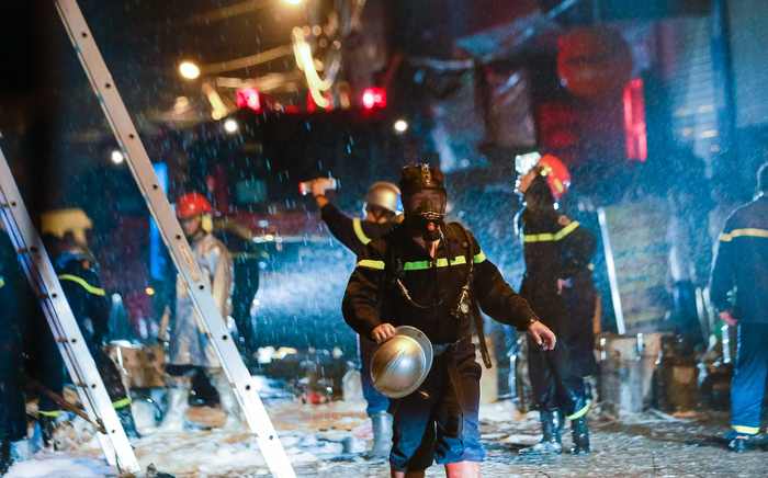 Cửa hàng kinh doanh gas bất ngờ cháy lớn, cảnh sát trèo thang giải cứu 5 người mắc kẹt Ảnh 2