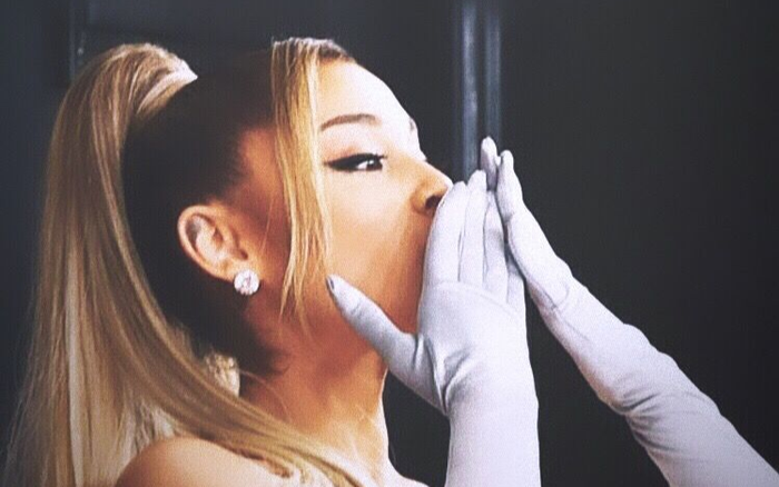 Đường đua Billboard Hot 100 chuẩn bị hết yên bình, album mới của Ariana Grande chuẩn bị lên kệ ngay trong tháng này Ảnh 2