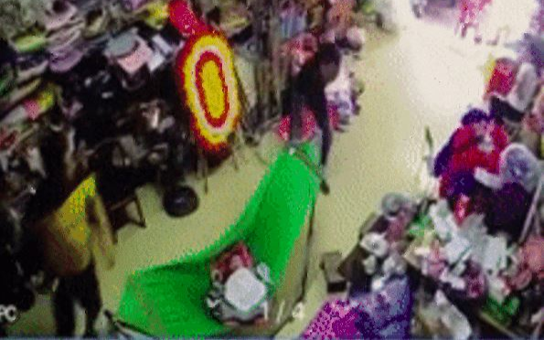 Clip: Vác tuýp sắt đi hỗn chiến, người đàn ông suýt vụt trúng đầu trẻ sơ sinh gây phẫn nộ Ảnh 2