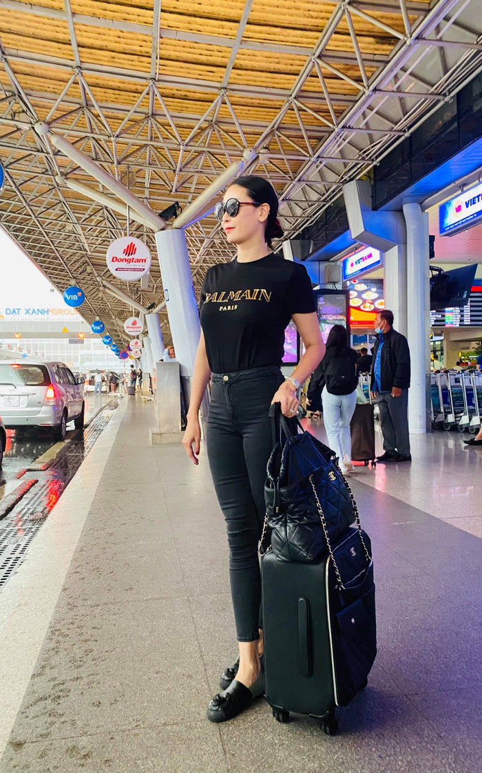 Hà Kiều Anh có một cuộc sống viên mãn bên cạnh ông xã doanh nhân cùng 4 con. Người đẹp sinh năm 1976 đãsinh 3 đứa con, trong đó, ông xã của cô có một con riêng.