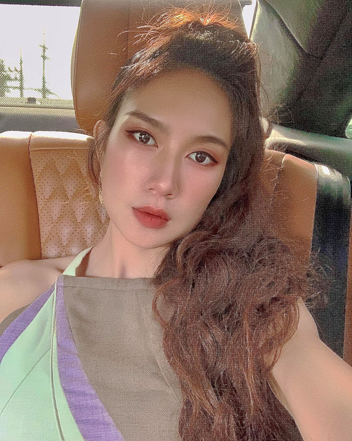 Mỗi lần Minh Hà đăng tải một bức ảnh mới trên trang cá nhân, hay xuất hiện trước công chúng là mọi người lại được dịp trầm trồ vì ngoại hình quá đỗi trẻ trung của bà mẹ 4 con.