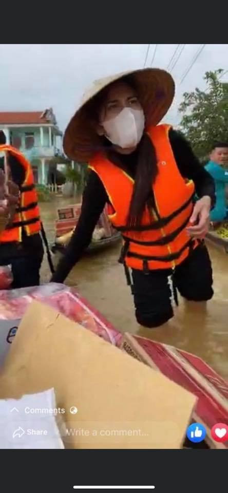 Thủy Tiên xắn quần lội nước đi từ thiện vùng 'rốn lũ' mà fan vẫn ngây ngất vì vòng 3 siêu đẹp Ảnh 10