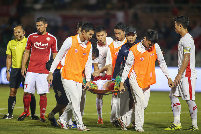 Lâm Ti Phông đã bị trật khuỷu tay và có nguy cơ nghỉ hết mùa bóng 2020. Ảnh: TPHCM