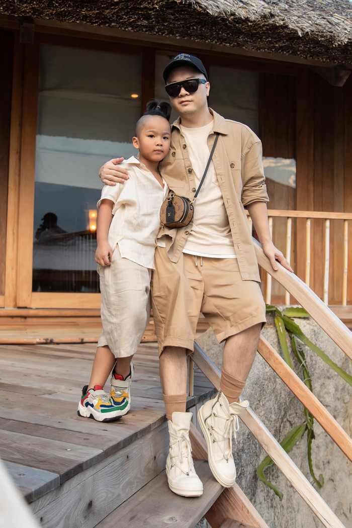  Bé Nhím là người con đầu tiên được Đỗ Mạnh Cường nhận nuôi, năm nay cậu bé lên 6 tuổi. Cậu bé sở hữu nước da nâu khoẻ khoắn, gương mặt điển trai, lém lỉnh