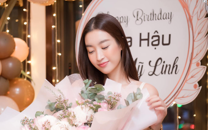Đỗ Mỹ Linh rạng rỡ đón tuổi mới bên gia đình, có hội chị em gen trội khiến nhiều người trầm trồ Ảnh 2