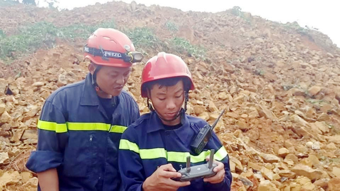 Định vị để định dạng vị trí nơi 16 công nhân bị vùi lấp. Ảnh: CAND 