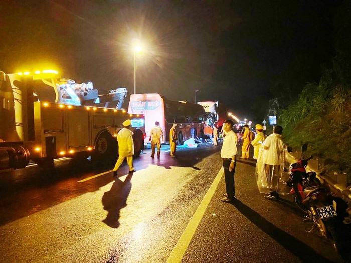 Lực lượng chức năng làm việc tại hiện trường. Ảnh: Nhân Dân 