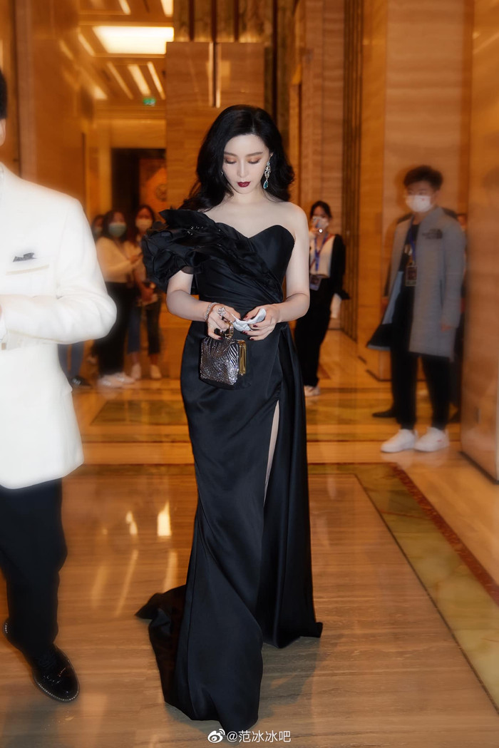 Khi nữ diễn viên xuất hiện tại sự kiện bao ánh mắt và ống kính đều phải tập trung vào cô 