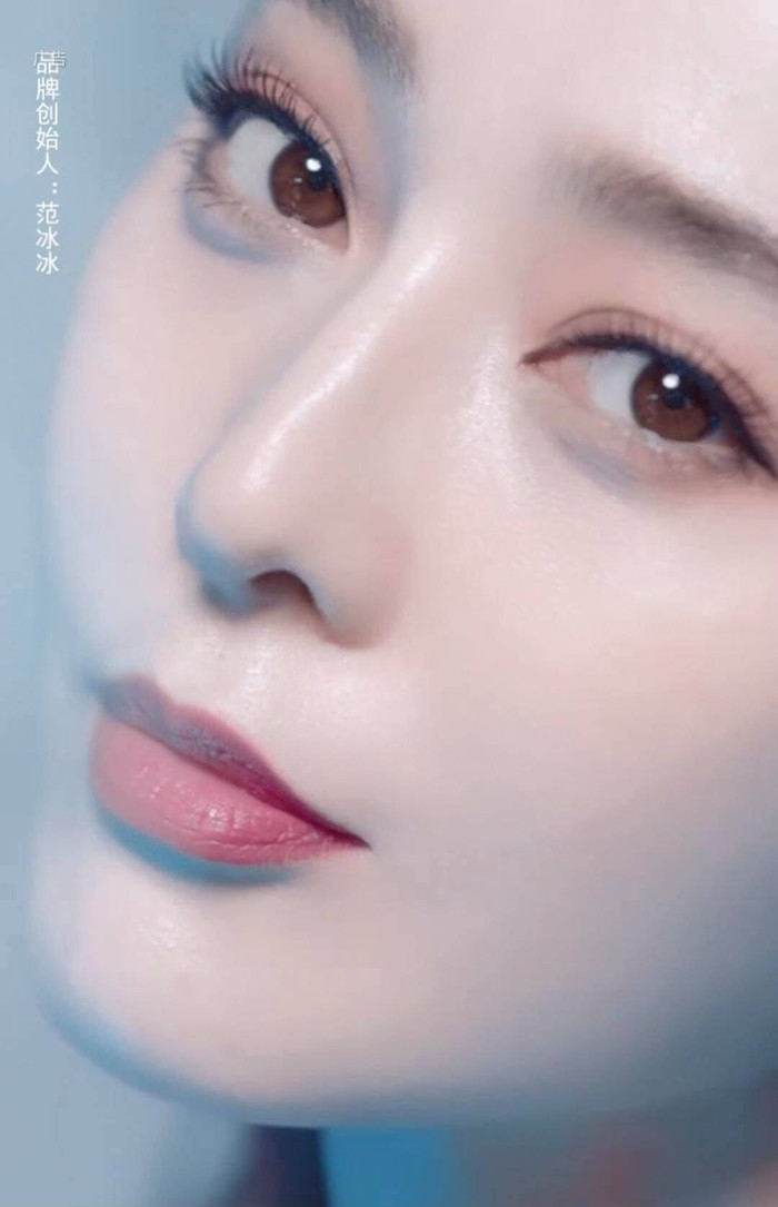 Ngoài nickname là nữ hoàng thảm đỏ thì cô còn có biệt danh là 'nữ hoàng mặt nạ' khi các thể loại mask mà cô xài đều được dân tình 'săn' mua 