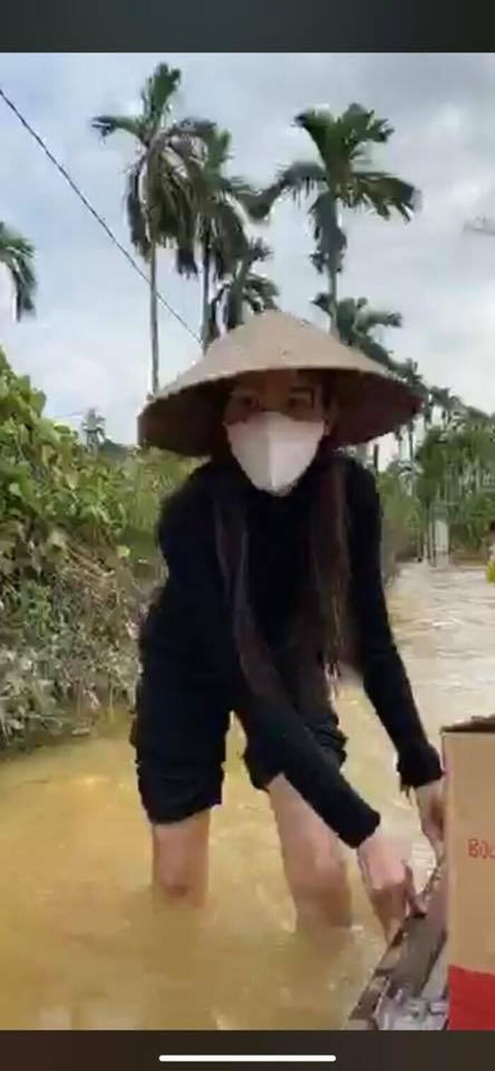 Nhiều bình luận khuyên rằng, người đẹp nên mua một đôi boots đi nước để di chuyển, vừa tiện lợi lại đảm bảo sức khỏe.