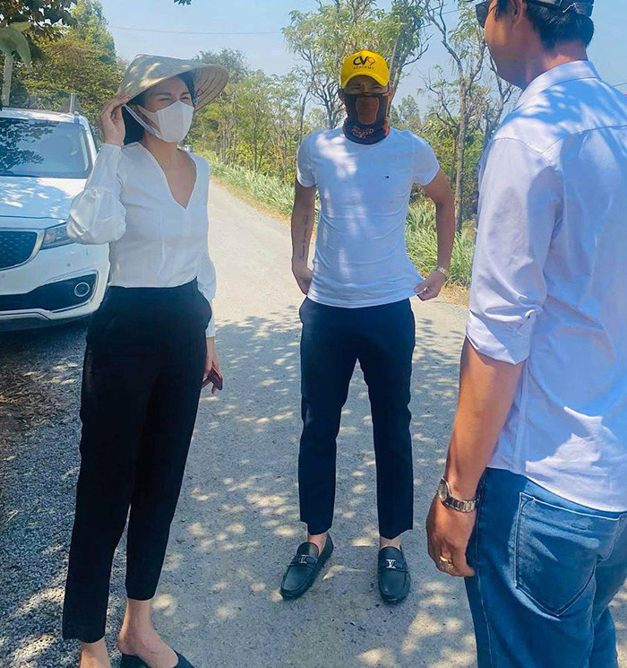 Trang phục đơn giản nhưng tôn lên được dáng vóc thanh mảnh của Thủy Tiên, áo kiểu màu trắng cùng quần tây nhẹ nhàng thường xuyên là sự lựa chọn của cô. 