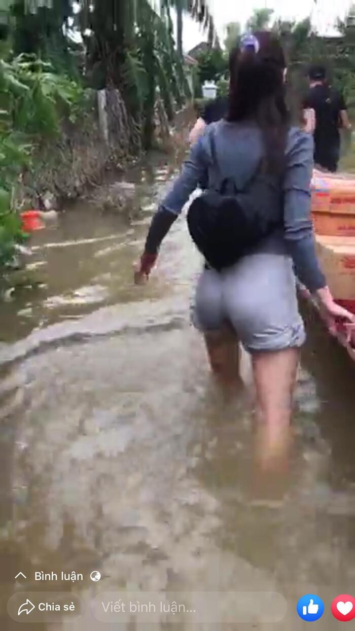 Bà xã Công Vinh xắn quần cao để không bị ướt, tuy nhiên cô không mang ủng, khiến nhiều người lo sợ vì cô có thể dễ dẫm đạp phải vật sắt nhọn.