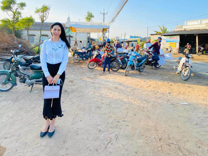 Trái ngược lại, trang phục đời thường của người đẹp lại vô cùng đơn giản, cô nàng hay diện các kiểu áo sơ-mi trắng đơn giản, mix cùng quần đen có chi tiết tua rua trở thành điểm nhấn. 