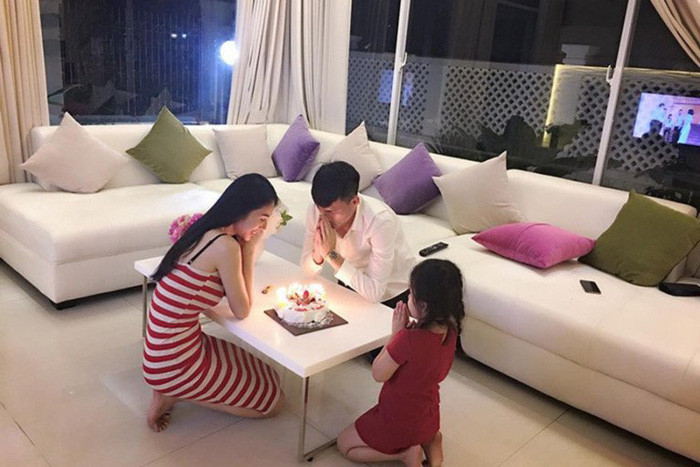 Ở nhà, Thủy Tiên thường chọn các loại váy tôn dáng, có kiểu đơn giản nhưng vẫn rất sang trọng, tươi tắn. 