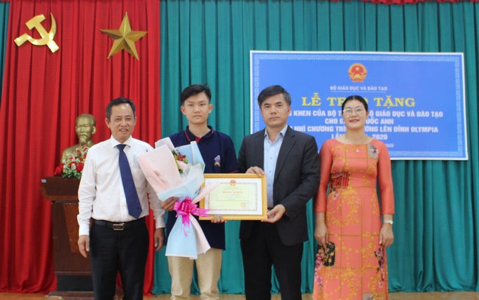 Bộ trưởng GD&ĐT trao bằng khen cho Á quân 'Đường lên đỉnh Olympia' lần thứ 20 Ảnh 2