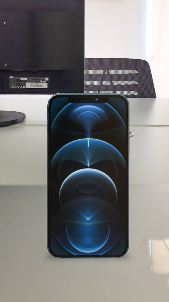 Để thay đổi từ mặt sau ra trước (hoặc ngược lại), bạn hãy đặt 2 ngón tay cái lên màn hình, tiếp đó xoay theo hướng ngược nhau để có thể thấy được các mặt khác nhau của iPhone 12 Pro.