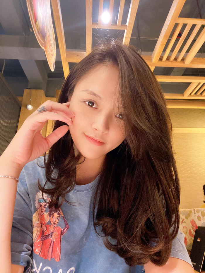 Do đó việc nữ diễn viên bỗng dưng xuất hiện với chiếc nhẫn ở ngón tay áp út khiến dân tình càng thêm nghi vấn cô đã nhận lời cầu hôn từ bạn trai