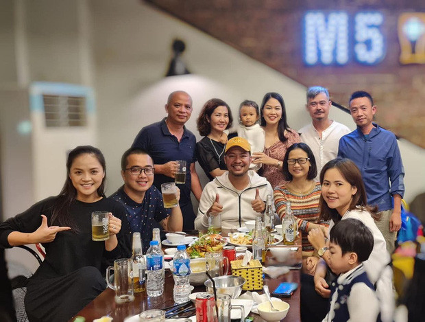 Gần đây Thu Quỳnh và bạn trai quay phim còn công khai xuất hiện tình tứ trong tiệc sinh nhật con gái diễn viên Nguyệt Hằng