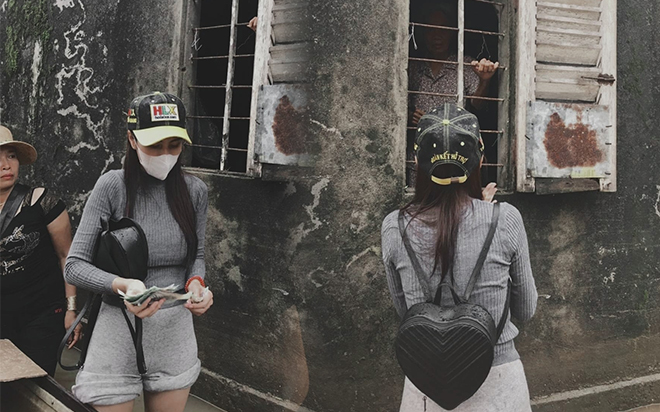 Thủy Tiên đi cứu trợ vùng lũ: Trích 10 triệu ủng bộ 2 cụ già tai biến bị nước chia cắt ở Huế Ảnh 2