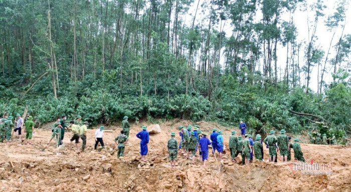  Lực lượng tìm kiếm đã tìm thấy thi thể đầu tiên trong số 13 cán bộ gặp nạn ở Tiểu khu 67. Ảnh: VNN
