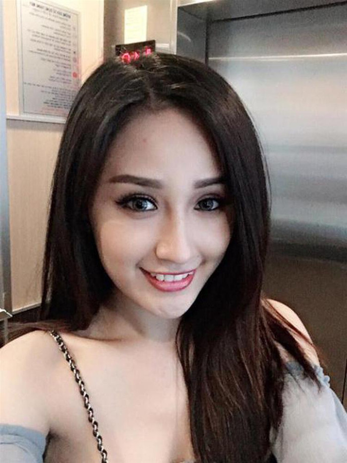 Hay một lần khác, nàng Hậu lại khiến người hâm mộ một phen giật mình khi đeo lens khiến đôi mắt dường như trợn, to hơn