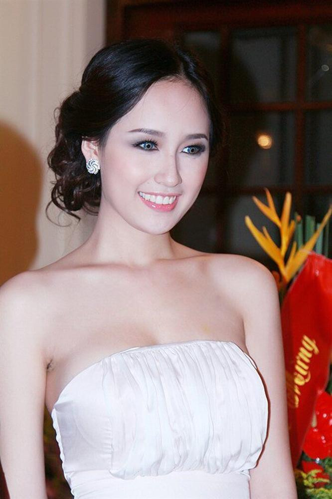 Cặp lens màu xanh biếc rất Tây thế nhưng khi kết hợp với kiểu trang điểm nhẹ nhàng, đi cùng mái tóc đen thuần Việt như thế này thì lại khiến cả hai vô cùng 'lệch tông'