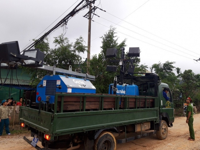 Xe vận chuyển thiết bị đèn di chuyển đến thủy điện Rào Trăng 3, để tăng cường cho công tác cứu hộ cứu nạn. Ảnh: Báo Giao thông