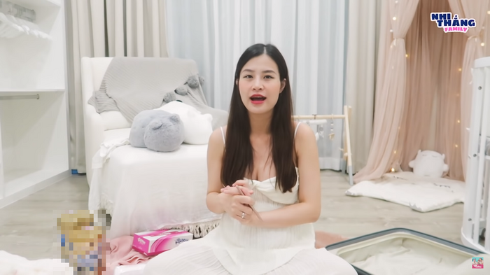 Theo nữ ca sĩ chia sẻ, vợ chồng cô đã dành 2 ngày để tự tay sắp xếp và trang trí phòng cho con, tuy nhiên hiện tại vẫn chưa hoàn chỉnh và đang tiếp tục sắm sửa thêm