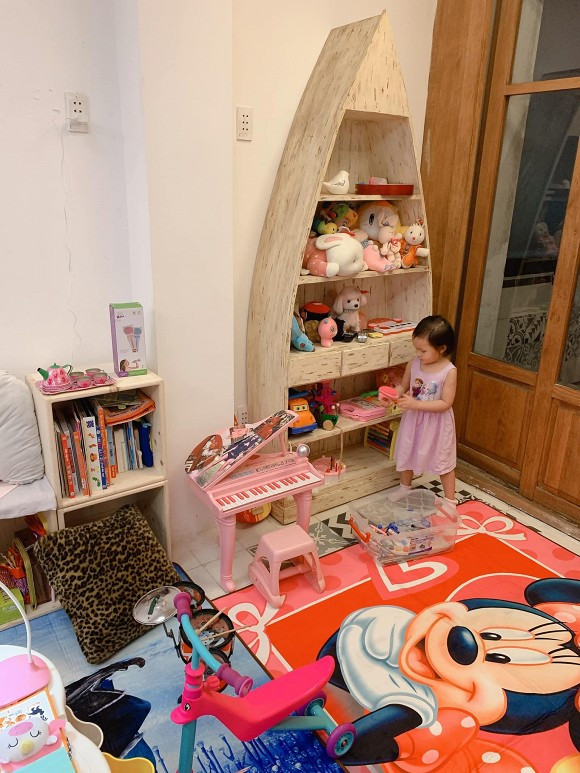 Căn phòng rộng với gam màu hường chủ đạo, bày biện đủ loại đồ chơi