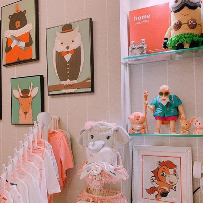 Có thể thấy phòng của con gái Diệp Lâm Anh ngập tràn màu hồng với đầy đủ các vật dụng nhìn rất bắt mắt