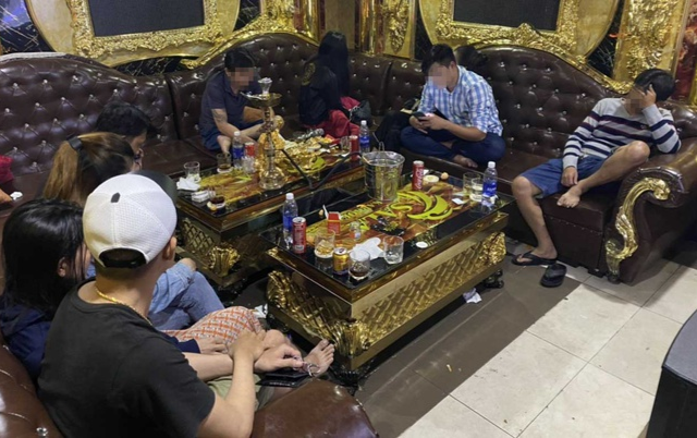 Bố mẹ gửi con cho nhân viên quán karaoke, vào phòng VIP để 'phê' ma túy Ảnh 2