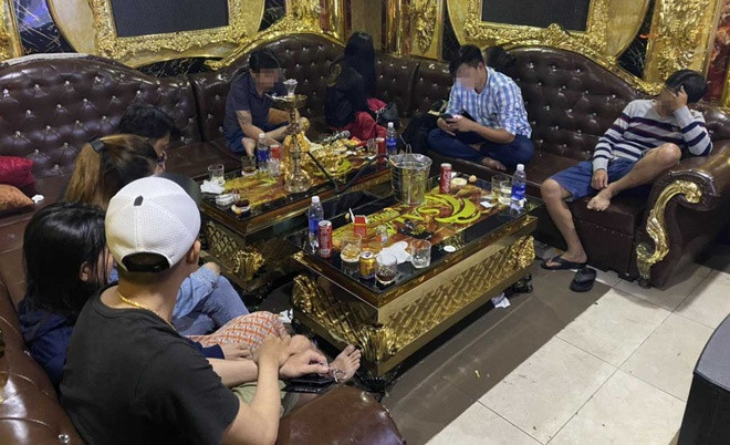 Cặp vợ chồng gửi con trai cho nhân viên của quán rồi vào phòng VIP 'bay lắc' cùng nhóm bạn. Ảnh: Công an cung cấp