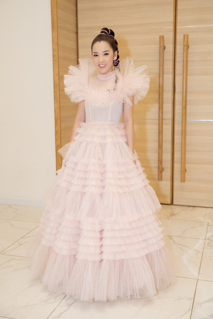 Không chỉ đầu tư về váy áo Puka còn chọn kiểu tóc cầu kỳ được tết bím công phu.