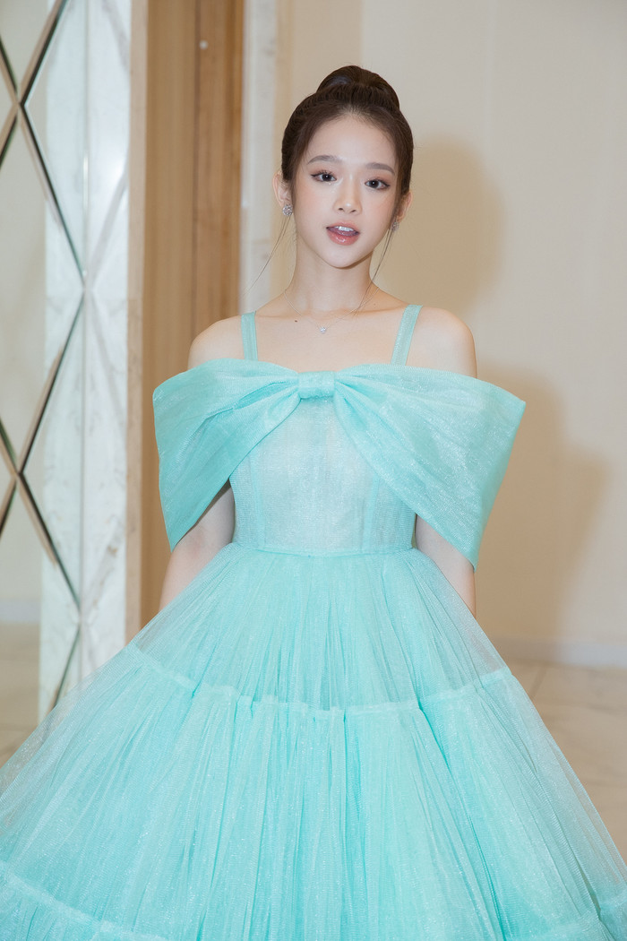 Mái tóc búi tôn lên gương mặt thanh tú, cách trang điểm nhẹ nhàng đây quả thật là phong cách hợp với Linh Ka