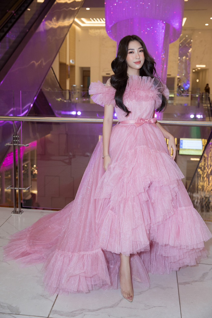 Khổng Tú Quỳnh đẹp như đóa hoa cùng sắc hồng dịu dàng, nên thơ.&nbsp;