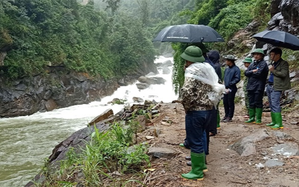 Huy động hàng trăm người tìm kiếm 2 nạn nhân bị lũ cuốn trôi khi đi qua suối Ảnh 2