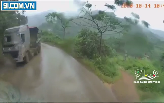 Pha va chạm nguy hiểm khiến cư dân mạng 'thót tim' giữa xe ben và container ngay trên sườn núi Ảnh 2
