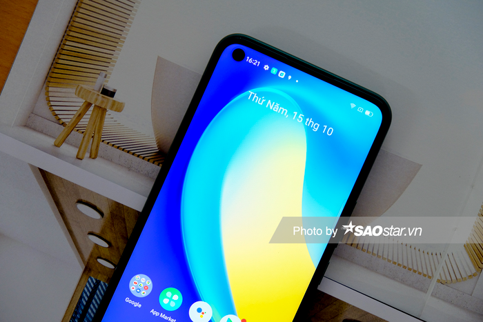 Realme 7i cũng có viền màn hình khá mỏng và không gian hiển thị cho màn hình được tối ưu nhờ thiết kế “nốt ruồi”. Theo đó, camera trước của máy được bố trí ở một mảng cắt tròn, nhỏ nằm ở góc trên bên trái màn hình. Camera này có thông số 16 MP.