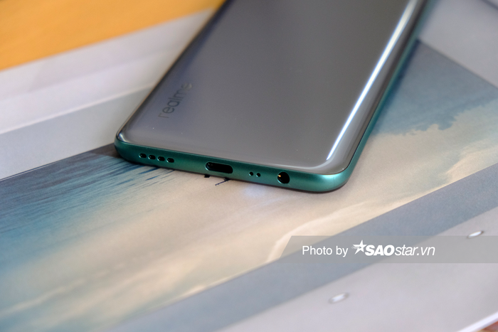 Realme 7i vẫn có jack cắm tai nghe 3,5 mm. Đuôi máy ngoài ra còn có loa thoại và cổng kết nối USB-C.